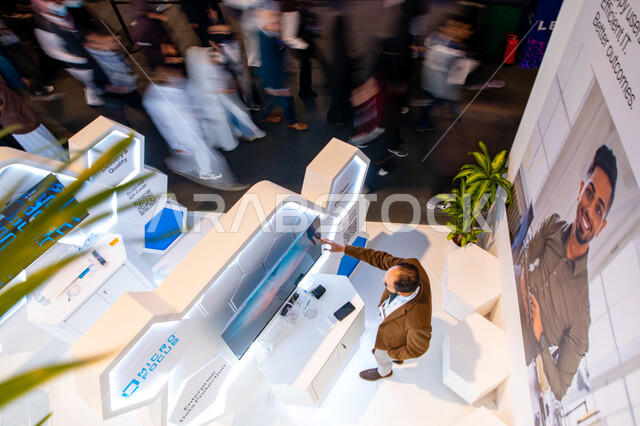 صورة من الاعلى لحركة الزائرين في مؤتمر ليب العالمي التقني 2023 في مدينة الرياض, الإبتكارات الحديثه و التقدم التقني , ايماءات تدل على السعادة, منصه عالميه للتقنيات المستقبيله والذكاء الاصطناعي, نحو افاق جديده لاستكشاف الانترنت والفضاء الخارجي