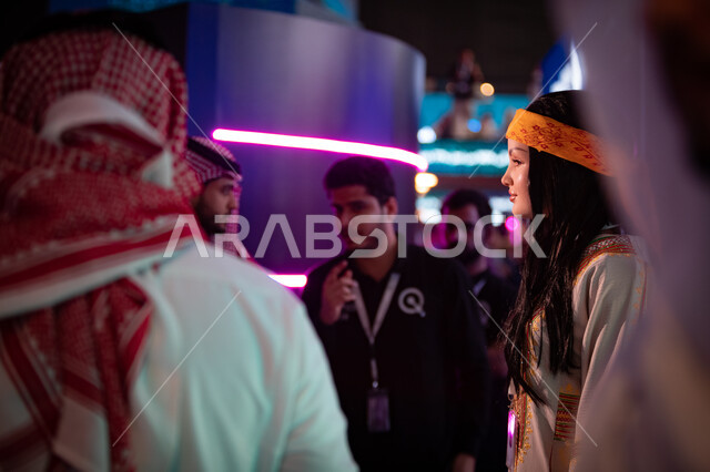 صورة مقربة للزائرين في مؤتمر ليب العالمي التقني 2023 في مدينة الرياض, الإبتكارات الحديثه و التقدم التقني , ايماءات تدل على السعادة, منصه عالميه للتقنيات المستقبيله والذكاء الاصطناعي, نحو افاق جديده لاستكشاف الانترنت والفضاء الخارجي