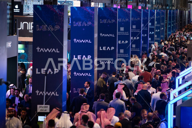 ازدحام الزائرين  في مؤتمر ليب العالمي التقني 2023 في مدينة الرياض, الإبتكارات الحديثه و التقدم التقني , ايماءات تدل على السعادة,  منصه عالميه للتقنيات المستقبيله والذكاء الاصطناعي, نحو افاق جديده لاستكشاف الانترنت والفضاء الخارجي