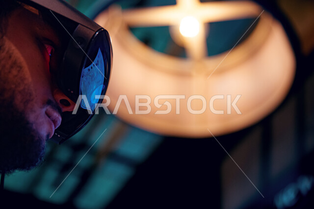  التقدم التقني والإبتكارات الحديثه ,صورة مقربة لرجل أعمال  يرتدي نظارة الواقع الافتراضي ثلاثية الابعاد, مؤتمر ليب التقني 2023 في مدينة الرياض في المملكة العربية السعودية ، منصه عالميه للتقنيات المستقبيله والذكاء الاصطناعي, نحو افاق جديده لاستكشاف الانترنت