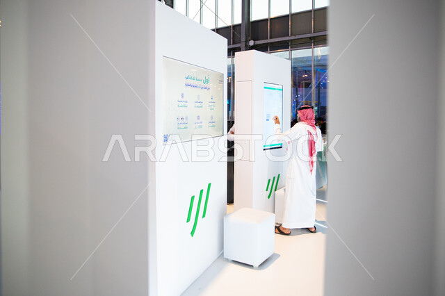 رجل عربي خليجي سعودي في مؤتمر ليب العالمي التقني 2023 في مدينة الرياض, الإبتكارات الحديثه و التقدم التقني , منصه عالميه للتقنيات المستقبيله والذكاء الاصطناعي, نحو افاق جديده لاستكشاف الانترنت والفضاء الخارجي