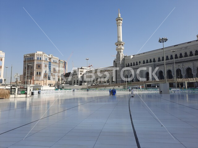 ساحة المسجد الحرام وقت النهار، المسجد الحرام في مكة المكرمة في المملكة العربية السعودية، الحرم المكي الشريف، أداء مناسك الحج والعمرة، معالم دينية إسلامية، اماكن إسلامية مقدسة, الفن الهندسي المعماري .
