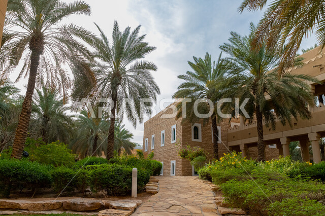 زراعة أشجار النخيل في المتحف الوطني السعودي في مدينة الرياض , مركز الملك عبد العزيز في المملكة العربية السعودية, معالم تاريخية وطنية , اماكن سياحية ثقافية, الفن الهندسي المعماري على الطراز الشعبي التاريخي القديم