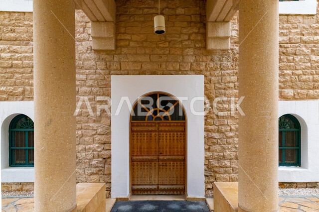 باب اثري قديم شعبي في متحف الملك عبد العزيز في المملكة العربية السعودية, معالم تاريخية وطنية , المتحف الوطني السعودي في مدينة الرياض , اماكن سياحية ثقافية, الفن الهندسي المعماري على الطراز الشعبي التاريخي القديم