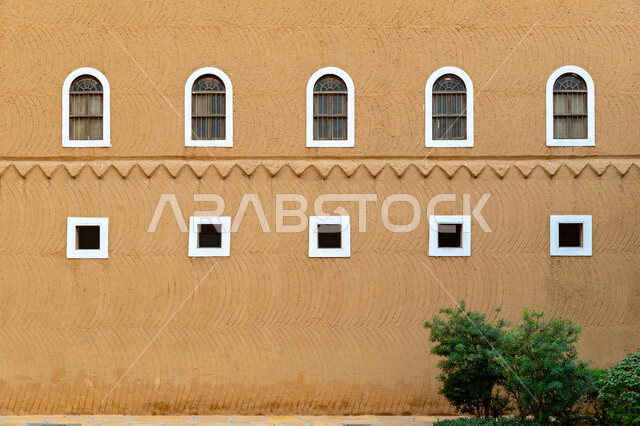 فتحات و نوافذ في جدار  المتحف الوطني السعودي في مدينة الرياض , مركز الملك عبد العزيز في المملكة العربية السعودية, معالم تاريخية وطنية , اماكن سياحية ثقافية, الفن الهندسي المعماري على الطراز الشعبي التاريخي القديم