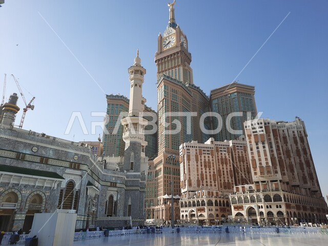 برج ساعة مكة من باحة المسجد الحرام في مكة المكرمة, الفنادق المطله على الحرم في مكة المكرمة في المملكة العربية السعودية، أداء مناسك الحج والعمرة، العبادة والتقرب إلى الله، معالم دينية إسلامية، فنادق فاخره، الفن الهندسي المعماري، الحرم المكي الشريف