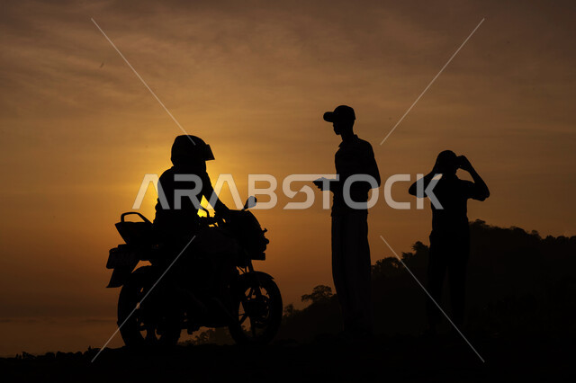 التقاط الصور التذكارية ,صورة ظلية لسائحين يركبون الدراجة النارية و يتأمل منظر الطبيعة أثناء الشروق, الجبال والطبيعة وقت شروق الشمس, خلفية الطبيعة, سلوليلت