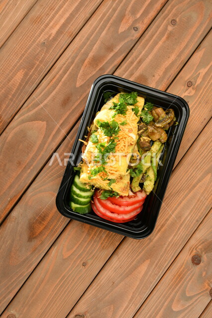 طبق الاومليت بالبيض مع الخضروات، الطعام الشرقي اللذيذ، أكلات عربية تقليدية، وصفات الطعام الشهية، وجبة افطار صحية، مطاعم ومأكولات شعبية شرقية