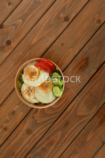 طبق من بيض العيون مع الخضروات، الطعام الشرقي اللذيذ، أكلات عربية تقليدية، وصفات الطعام الشهية، وجبة افطار صحية، مطاعم ومأكولات شعبية شرقية