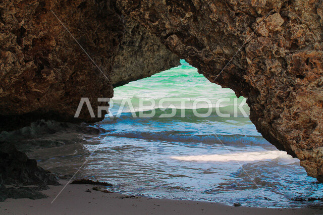 التكوينات الصخرية الطبيعية على شاطئ بحر جزيرة فرسان في جازان في الممكلة العربية السعودية، امواج البحر الهادئة على شاطئ البحر، الرمال الشاطئية الناعمة، السياحة في السعودية