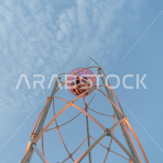 المطعم المعلق على كورنيش دبي في الامارات العربيه المتحده, مطاعم وكافيهات راقيه على ساحل الخليج العربي, مغامرات و انشطه ترفيهيه متميزه في مدينة دبي, أماكن سياحيه مشهورة