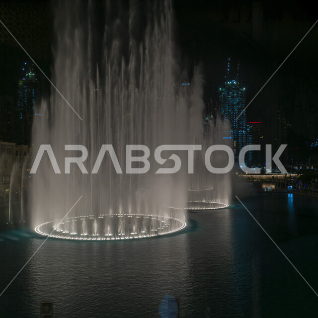 معالم الإمارات الشهيرة ، الواجهة السياحية في دبي في وضع الليل ،  الابراج الشاهقة وناطحات السحاب ، برج خليفة المضيئ، النافورة الراقصة ، أماكن سياحيه 