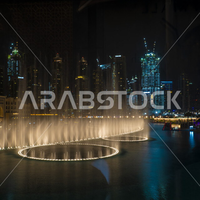 الواجهة السياحية في دبي في وضع الليل ، معالم الإمارات الشهيرة ، الابراج الشاهقة وناطحات السحاب ، برج خليفة المضيئ، النافورة الراقصة ، أماكن سياحيه 