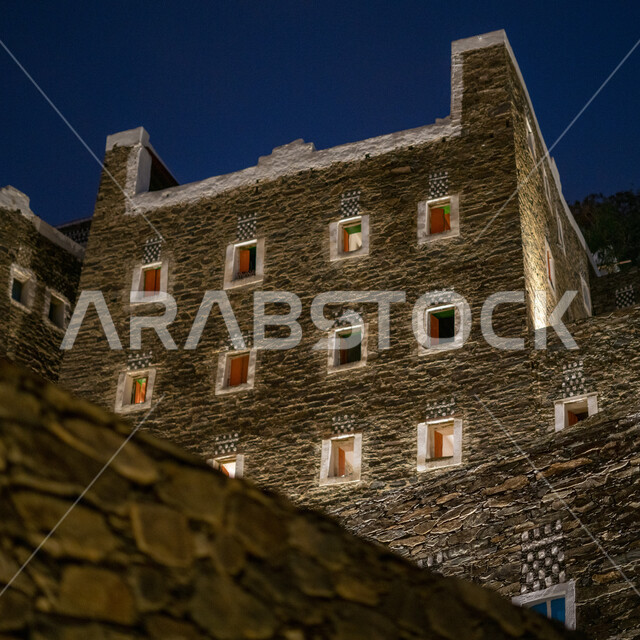 قرية رجال ألمع التراثية في منطقة عسير المضيئة ليلا ، بيوت اثرية تاريخية قديمة ، معالم محافظة رجال ألمع السياحية المشهورة في المملكة العربية السعودية