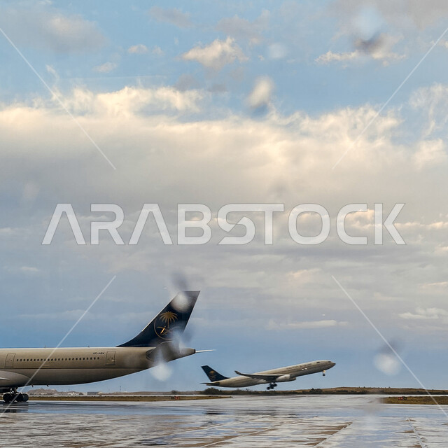 قطرات الماء على نافذة زجاجية من مدرج الطائرة، أجواء ممطرة، خلفية زجاجية مع قطرات الندى، أجواء شتوية، أمطار غزيرة, وسائل النقل الجوية