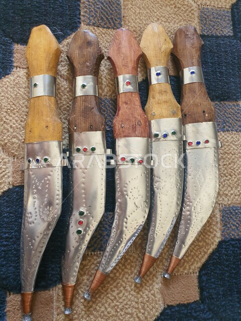 معارض تراثية فنية و شعبية, صورة مقربة لخناجر  فضية ، أسلحة شعبية تقليدية ، صناعات و مشغولات يدوية ، تراثيات سعودية 