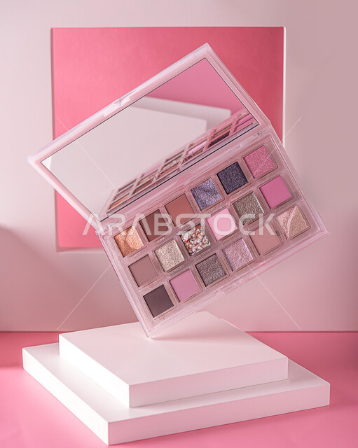  أدوات التجميل (علبة الظل) , التسويق للمنتجات ، متجر بيع المستحضرات التجميلية ، مفهوم الإهتمام بالجمال والبشرة، ادوات مكياج تتوريال, خلفية زهرية .
