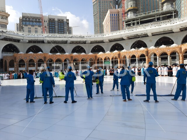 طواقم التنظيف تقوم بتنظيف ساحة الحرم المكي الشريف، اماكن اسلامية مقدسة، المسجد الحرام في مكة المكرمة في المملكة العربية السعودية، الحجاج والمسلمين في ساحات الحرم المكي، معالم دينية إسلامية