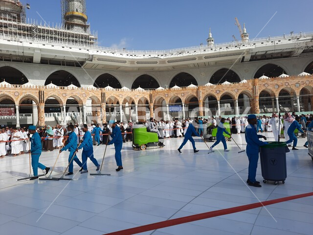 اماكن ومعالم دينية إسلامية مقدسة، المسجد الحرام في مكة المكرمة في المملكة العربية السعودية، الحجاج والمسلمين في ساحات الحرم المكي، طواقم التنظيف تقوم بتنظيف ساحة الحرم المكي الشريف