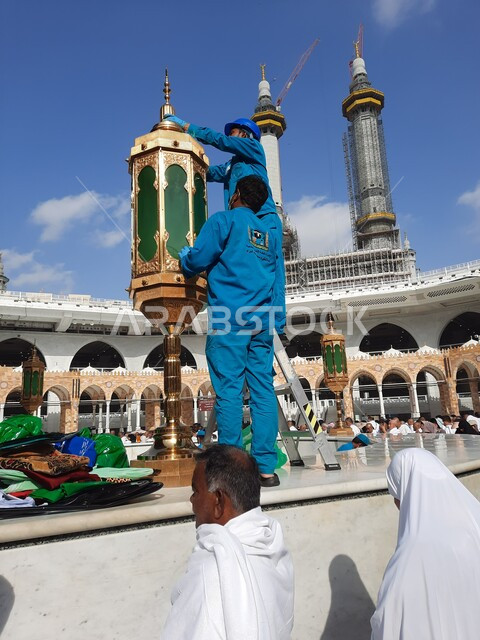 طواقم التنظيف في ساحة الحرم المكي الشريف، المسجد الحرام في مكة المكرمة في المملكة العربية السعودية، الحجاج والمسلمين في ساحات الحرم المكي، اداء مناسك الحج والعمرة، اماكن ومعالم دينية إسلامية مقدسة