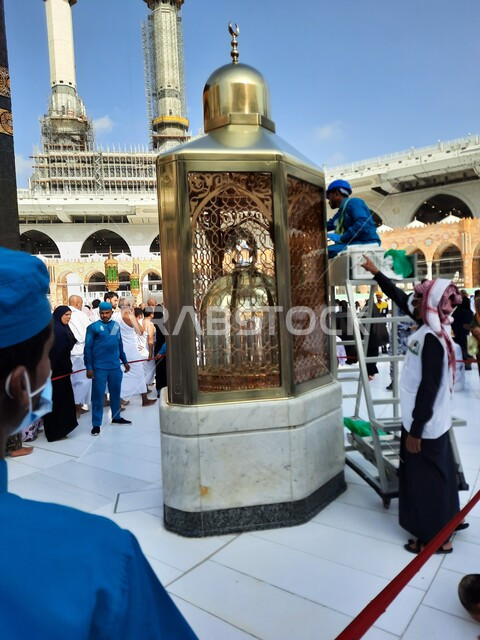 مقام سيدنا ابراهيم عليه السلام في الحرم المكي الشريف في مكة المكرمة في المملكة العربية السعودية، الحجاج والمعتمرين في ساحات الحرم المكي، اداء مناسك الحج والعمرة، اماكن ومعالم دينية إسلامية مقدسة