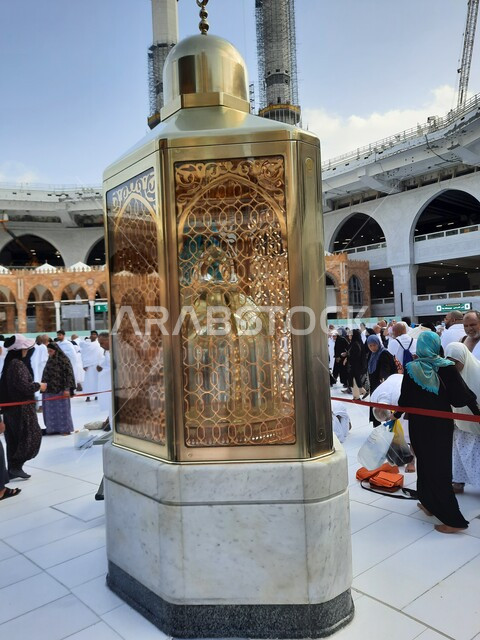 اداء مناسك الحج والعمرة، مقام سيدنا ابراهيم عليه السلام في الحرم المكي الشريف في مكة المكرمة في المملكة العربية السعودية، الحجاج والمعتمرين في ساحات الحرم المكي، اماكن ومعالم دينية إسلامية مقدسة