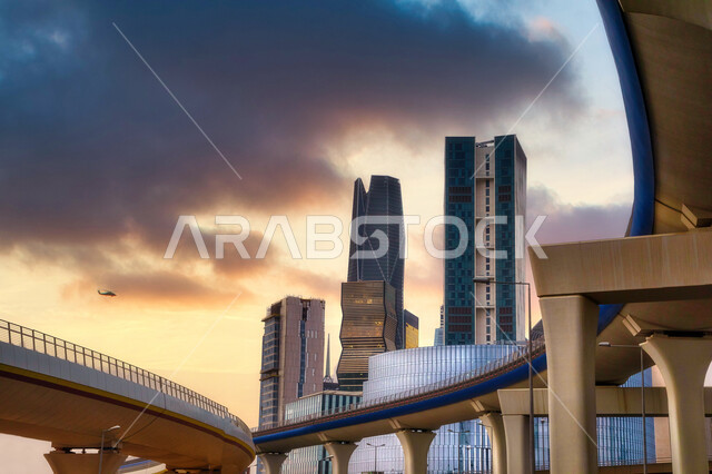 الابراج وناطحات السحاب، صورة بانورامية لمركز الملك عبد الله المالي (كافد) في مدينة الرياض في السعودية وقت غروب الشمس، الفن الهندسي المعماري، ابراج ومعالم الرياض المشهورة