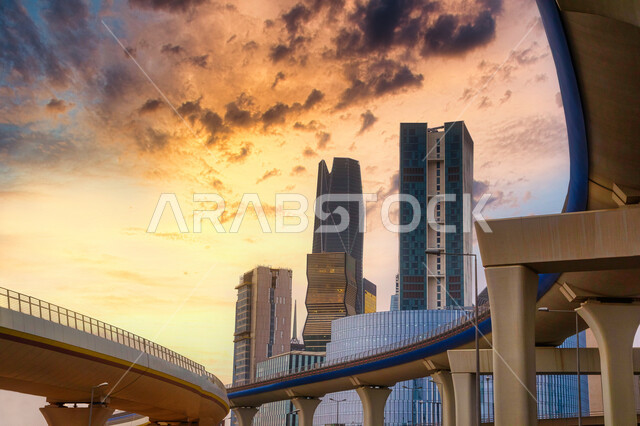 الابراج وناطحات السحاب وقت غروب الشمس، صورة بانورامية لمركز الملك عبد الله المالي (كافد) في مدينة الرياض في السعودية، الفن الهندسي المعماري، ابراج ومعالم الرياض المشهورة