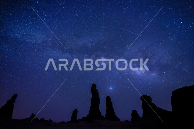 مجرة درب التبانة مع الشهب والنجوم في السماء، صورة ظلية للتكوينات الصخرية في العلا في المملكة العربية السعودية ليلا، معالم اثرية تاريخية قديمة، اماكن سياحية في السعودية