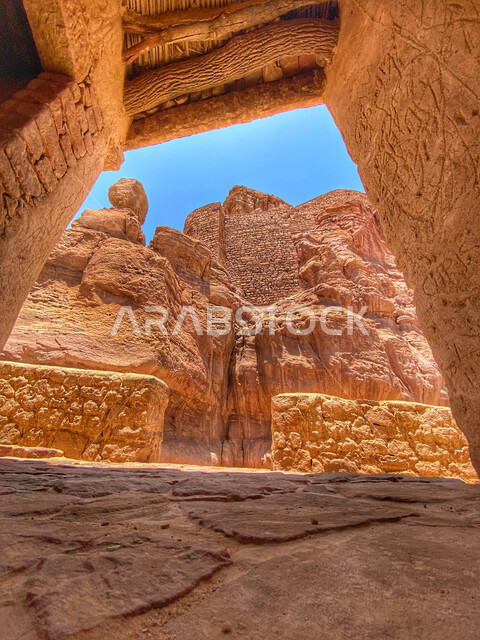 معالم اثرية تاريخية قديمة في محافظة العلا في المملكة العربية السعودية، القمم والمرتفعات الجبلية، التكوينات الصخرية في المناطق الصحراوية، اماكن سياحية في السعودية