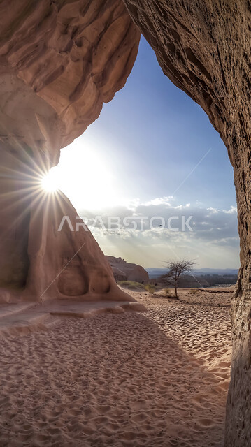 التكوينات الصخرية في المناطق الصحراوية في محافظة العلا في المملكة العربية السعودية، معالم اثرية تاريخية قديمة، القمم والمرتفعات الجبلية، اماكن سياحية في السعودية