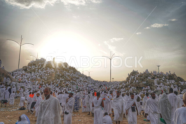 اداء مناسك الحج والعمرة، حجاج بيت الله الحرام على جبل الرحمة (عرفة) في مكة المكرمة في السعودية، موسم الحج 2023، معالم واماكن اسلامية دينية مقدسة
