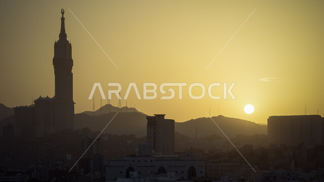 برج الساعة في مكة المكرمة في السعودية وقت شروق الشمس، الابراج وناطحات السحاب، الفن الهندسي المعماري، ابراج ومعالم مكة المشهورة