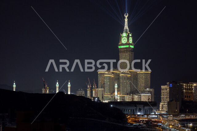 صورة ليلية لبرج الساعة في مكة المكرمة في السعودية، الابراج وناطحات السحاب، الفن الهندسي المعماري، ابراج ومعالم مكة المشهورة