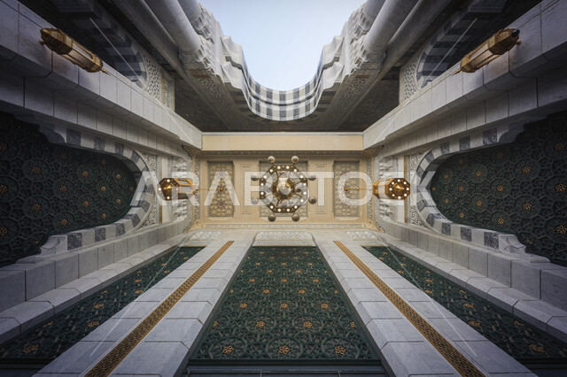 صورة من زاوية سفلية لثرية معلقة في المسجد الحرام في مكة المكرمة في السعودية، التصاميم والديكورات الاسلامية، الفن الهندسي المعماري الاسلامي، معالم اسلامية دينية مقدسة