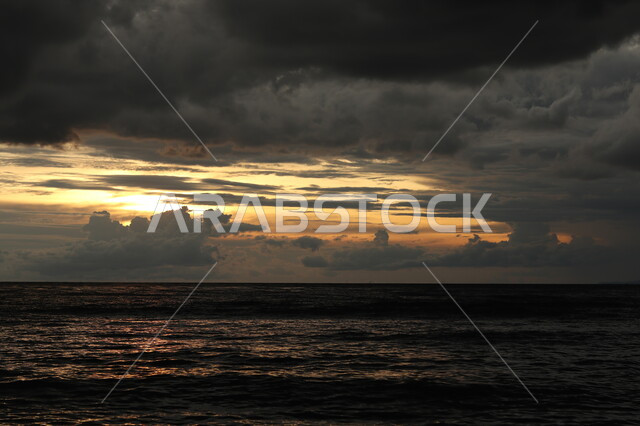 ظهور الشفق الاحمر وقت غروب الشمس, السماء الغائمة و المظلمة الملبدة بالغيوم فوق البحر, مناظر طبيعية, خلفية السماء