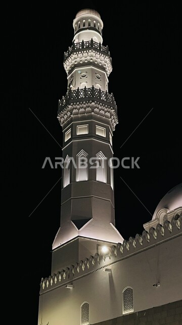 مأذنة مسجد قباء في المدينة المنورة في المملكة العربيه السعوديه ليلا، مسجد تاريخي أثري عريق، الفن الهندسي المعماري، العمارة الإسلامية في السعودية، معالم واماكن دينية اسلامية مقدسة