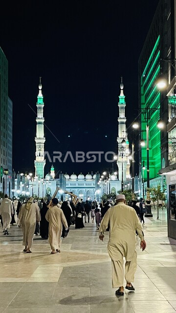 الساحات الخارجية للمسجد النبوي في المدينة المنورة في المملكة العربية السعودية، مآذن المسجد النبوي الشريف، معالم المدينة المشهورة، اماكن اسلامية دينية مقدسة