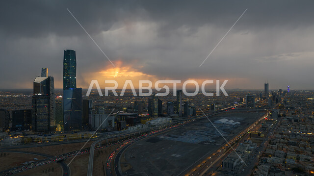 مركز الملك عبد الله المالي (كافد) في الرياض في المملكة العربية السعودية، السماء الملبدة بالغيوم والسحب، الابراج وناطحات السحاب، الفن الهندسي المعماري، ابراج ومعالم وطرق الرياض المشهورة