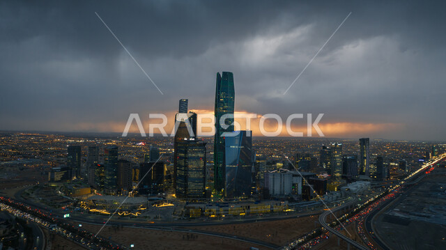 السماء الملبدة بالغيوم والسحب في الرياض في المملكة العربية السعودية، مركز الملك عبد الله المالي (كافد)، الابراج وناطحات السحاب، الفن الهندسي المعماري، ابراج ومعالم وطرق الرياض المشهورة