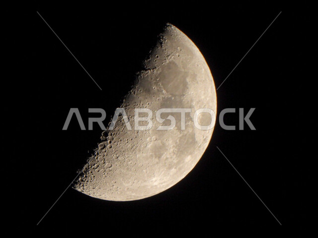 صورة مقربة للقمر غير المكتمل في السماء ليلا، القمر الاحدب نصف الداري، خلفية سوداء