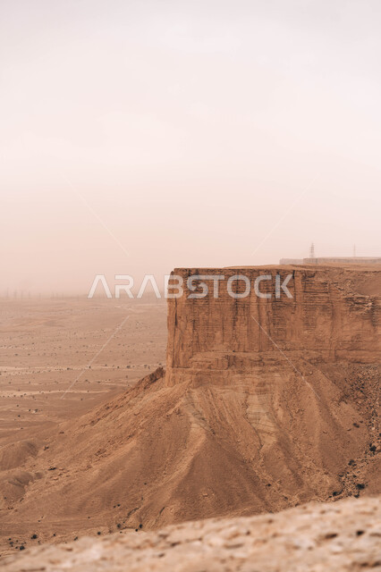 حافة نهاية العالم, منظر طبيعي لسلسلة جبال طويق في الرياض في المملكة العربية السعودية, مطل الجراند كانيون, مناطق سياحية مميزة, السياحة في المملكة العربية السعودية .
