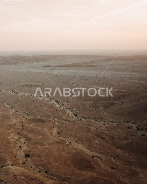 مطل الجراند كانيون, منظر طبيعي لسلسلة جبال طويق في الرياض في المملكة العربية السعودية, حافة نهاية العالم, مناطق سياحية مميزة, السياحة في المملكة العربية السعودية .