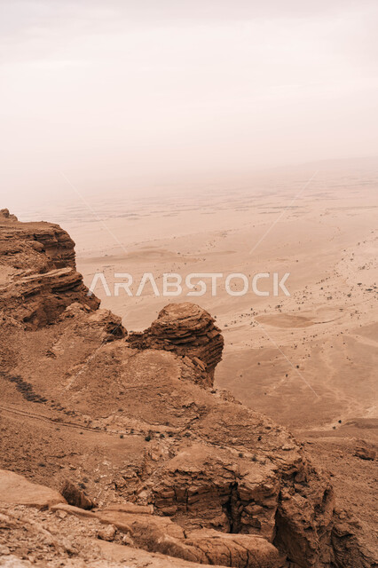 صورة مقربة للتكوينات الصخرية ,منظر طبيعي لسلسلة جبال طويق في الرياض في المملكة العربية السعودية, مطل الجراند كانيون, حافة نهاية العالم, مناطق سياحية مميزة, السياحة في المملكة العربية السعودية .