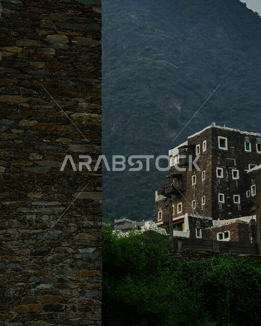 القمم والمرتفعات الجبلية، المباني والبيوت الاثرية التاريخية القديمة، الاشجار والنباتات الخضراء في قرية رجال ألمع في محافظة عسير في المملكة العربية السعودية، اماكن ومعالم سياحية في السعودية