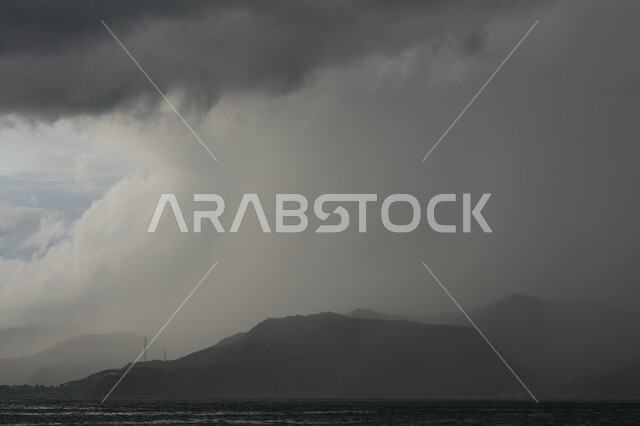 منظر الغيوم الملبدة فوق البحر ، المناظر البحرية الهادئة ,خلفية الطبيعة ، أماكن سياحية على شاطئ البحر