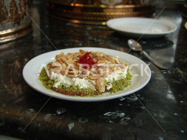 طبق حلويات بالقشطة والمكسرات, حلويات لبنانية, طبق مفروكة مزين  بالكريمة واللوز, مأكولات شهية ولذيذة