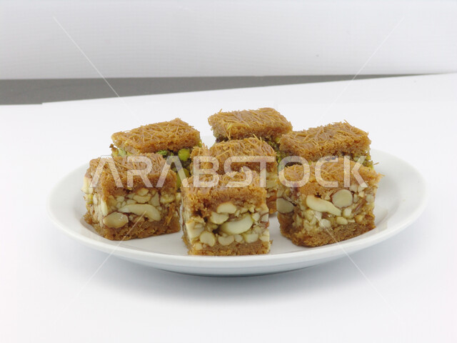قطع الحلوى الشهية و اللذيذة، طبق يحوي قطع من البقلاوة بالمكسرات، حلويات وسكريات،  حلا شرقي، التحلاية، حلويات رمضانية