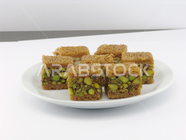 طبق يحوي قطع من البقلاوة بالمكسرات، حلويات وسكريات،  قطع الحلوى الشهية و اللذيذة، حلا شرقي، التحلاية، حلويات رمضانية