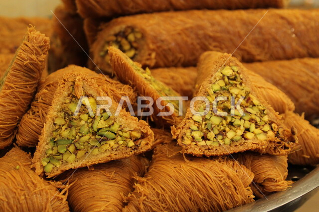 قطع الحلوى الشهية و اللذيذة، حلويات وسكريات، صورة مقربة لقطع متنوعة من البقلاوة بالمكسرات، حلا شرقي، التحلاية، حلويات رمضانية